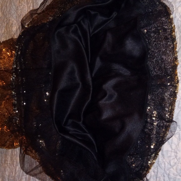 All That Glitters Is Gold - Picture 7 of 10